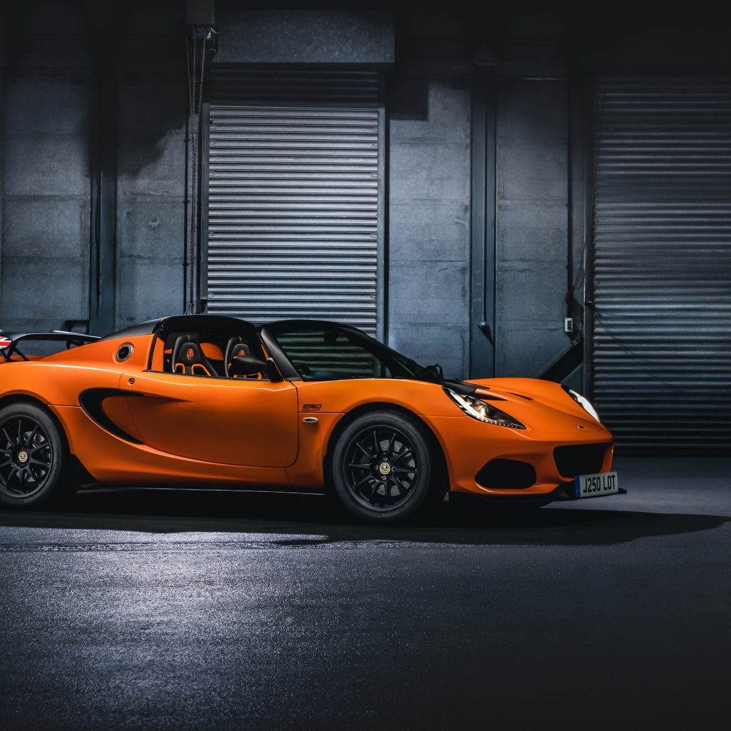 Оранжевый спортивный автомобиль Lotus Elise Cup 250  в гараже