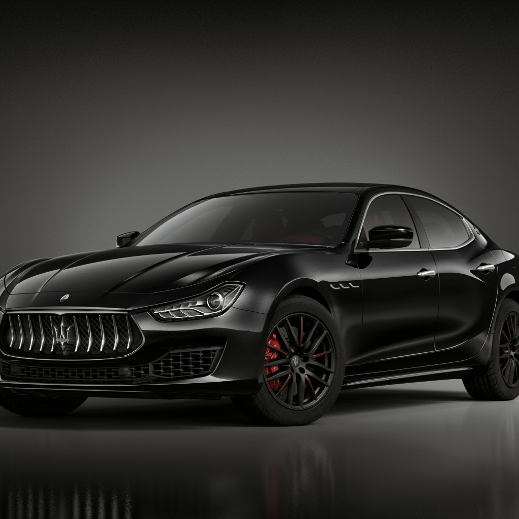 Черный дорогой автомобиль Maserati Ghibli Ribelle 2018 года на сером фоне