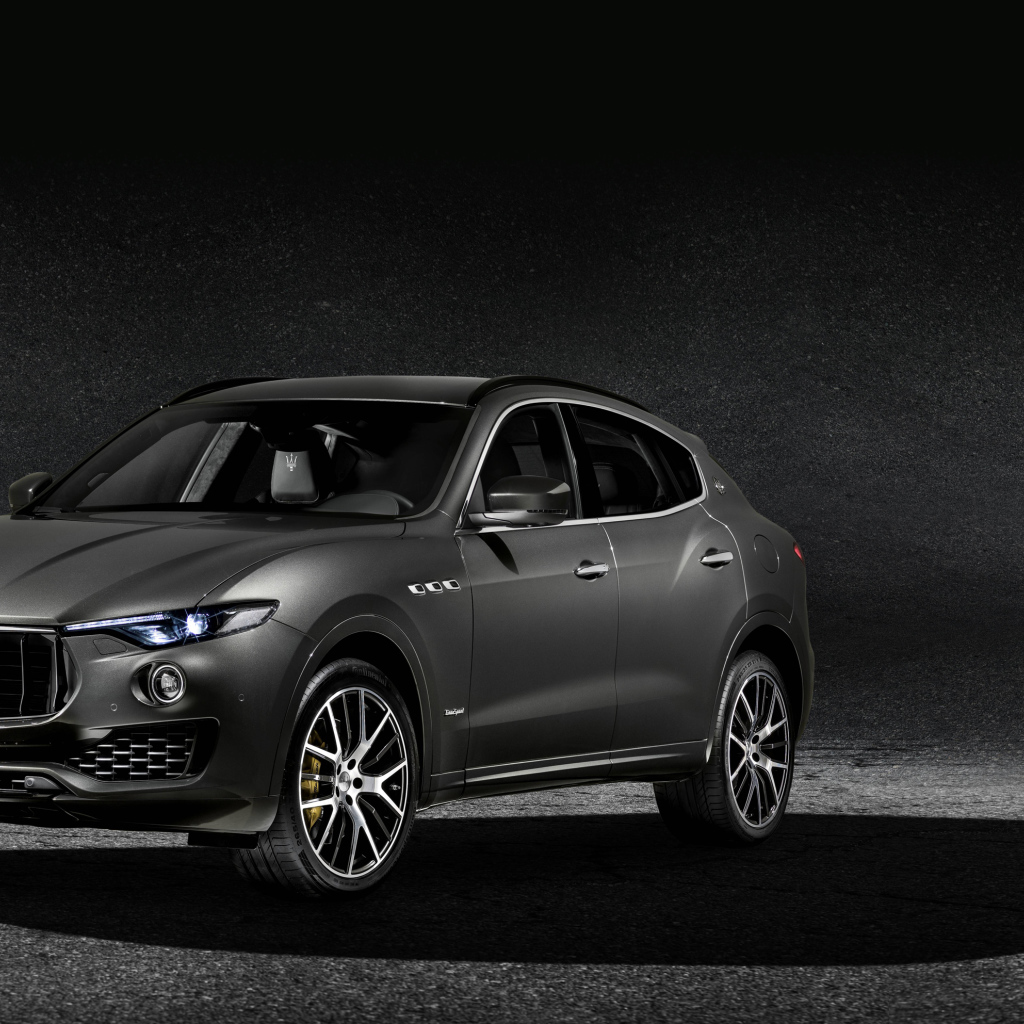 Автомобиль Maserati Levante на сером фоне