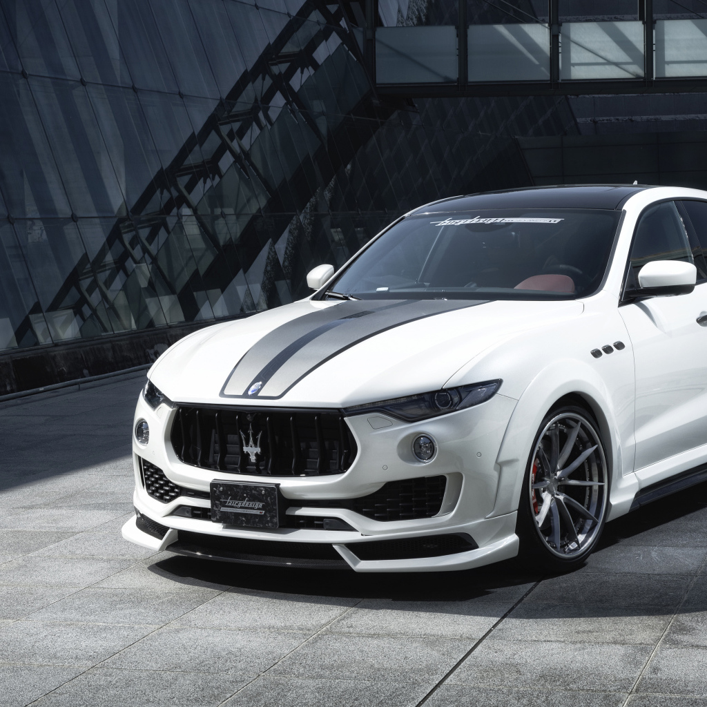 Белый автомобиль  Maserati Levante в здании