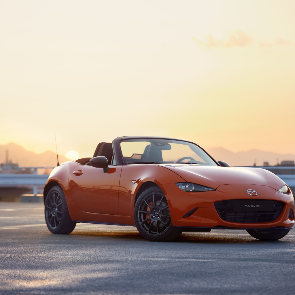 Красный автомобиль Mazda MX-5 на фоне неба