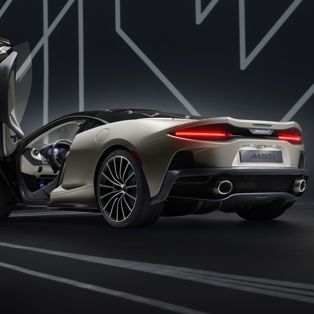 Автомобиль McLaren GT By MSO 2019 года вид сзади