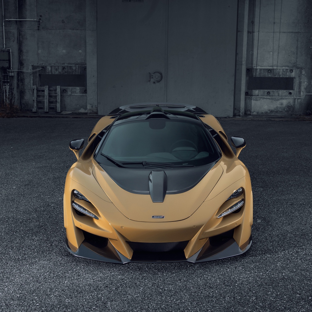 Спортивный автомобиль McLaren 720S на сером асфальте