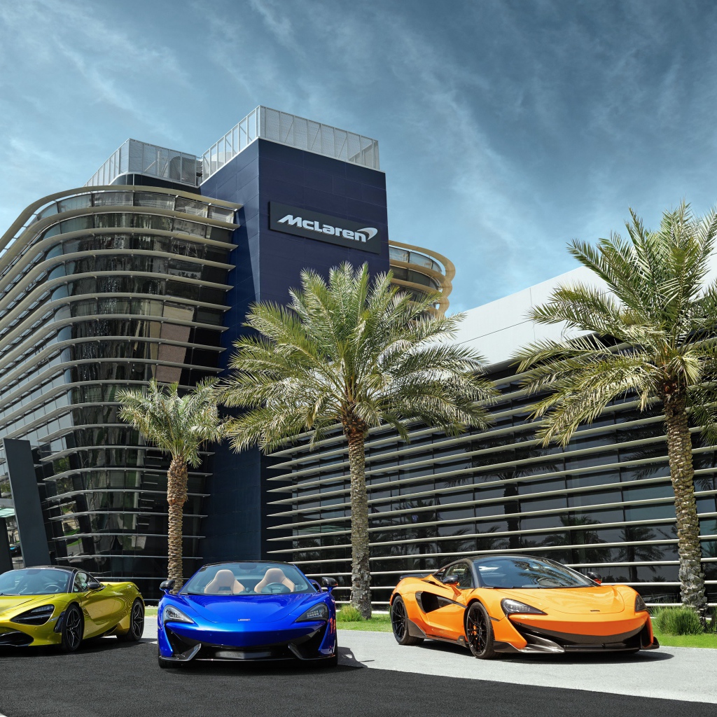 Автомобили  McLaren  у офиса 