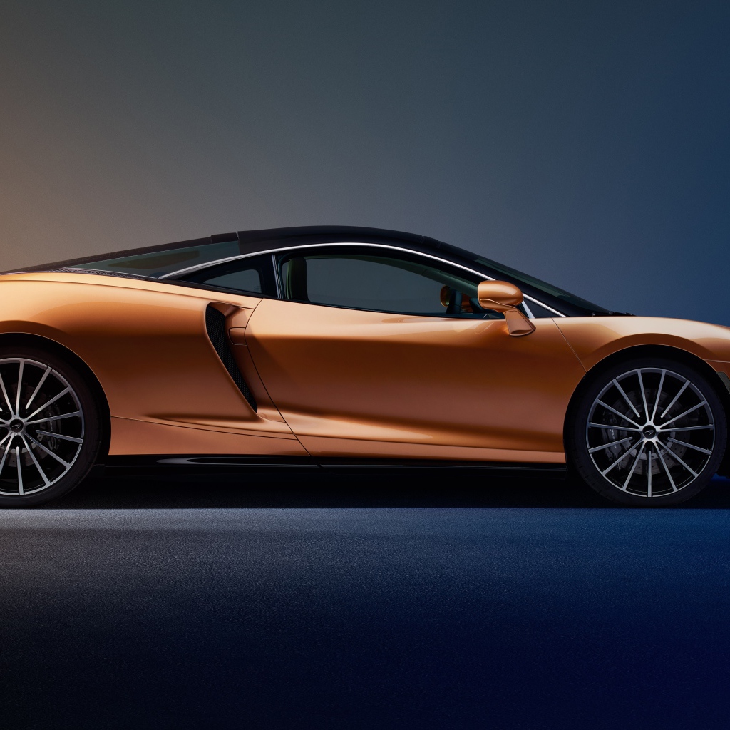 Оранжевый автомобиль McLaren GT Superlight 2019 года на синем фоне
