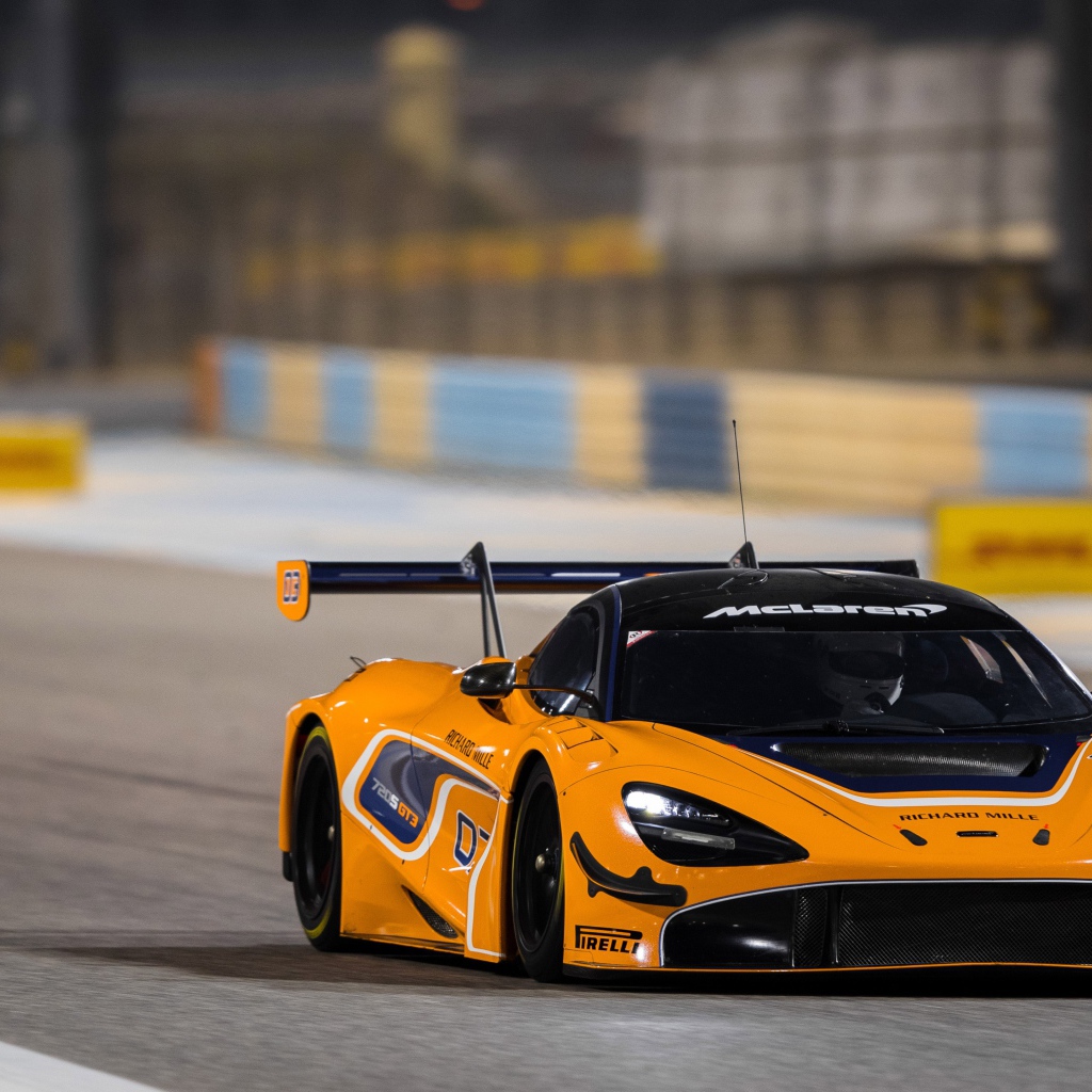 Оранжевый спортивный автомобиль McLaren 720S GT3 на гоночной трассе 