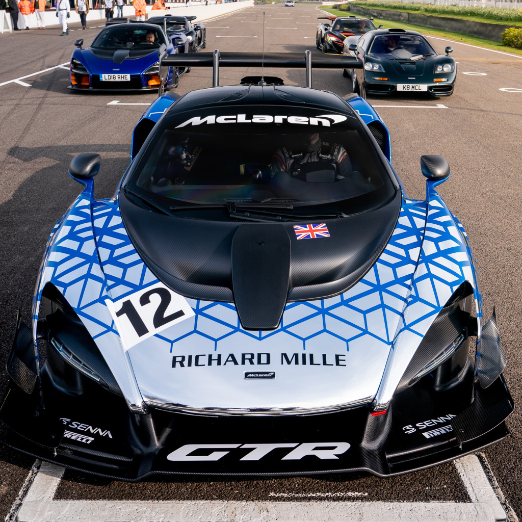 Гоночный автомобиль McLaren Senna GTR  2019 года на трассе