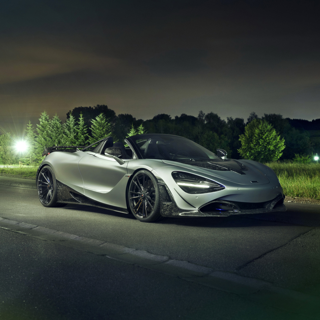 Серебристый автомобиль McLaren 720S Spider 2019 года ночью на дороге