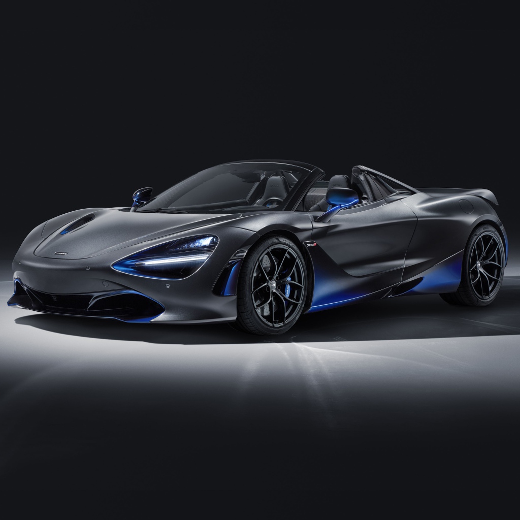 Серебристый автомобиль McLaren 720S Spider, 2019 года 