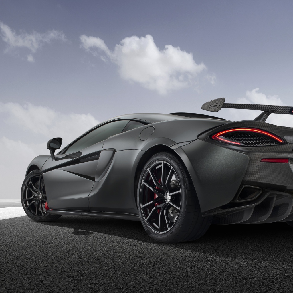 Серебристый автомобиль McLaren 720S вид сзади