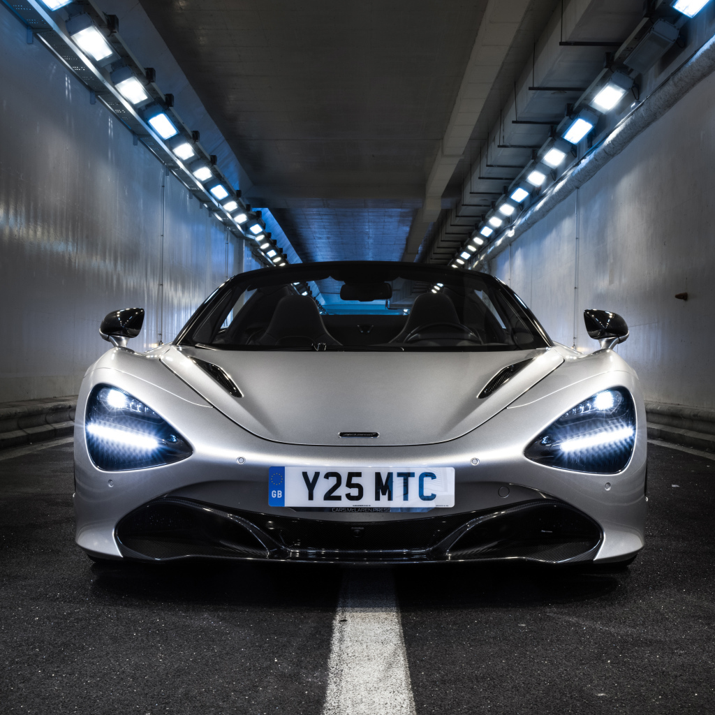 Серебристый спортивный автомобиль  McLaren 720S Spider, 2019 года в тоннеле