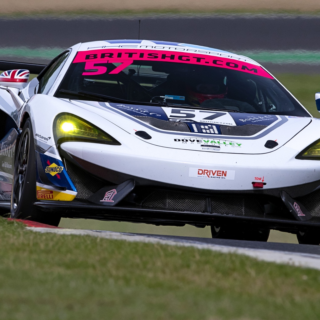 Спортивный автомобиль McLaren 720S GT3 на гоночной трассе