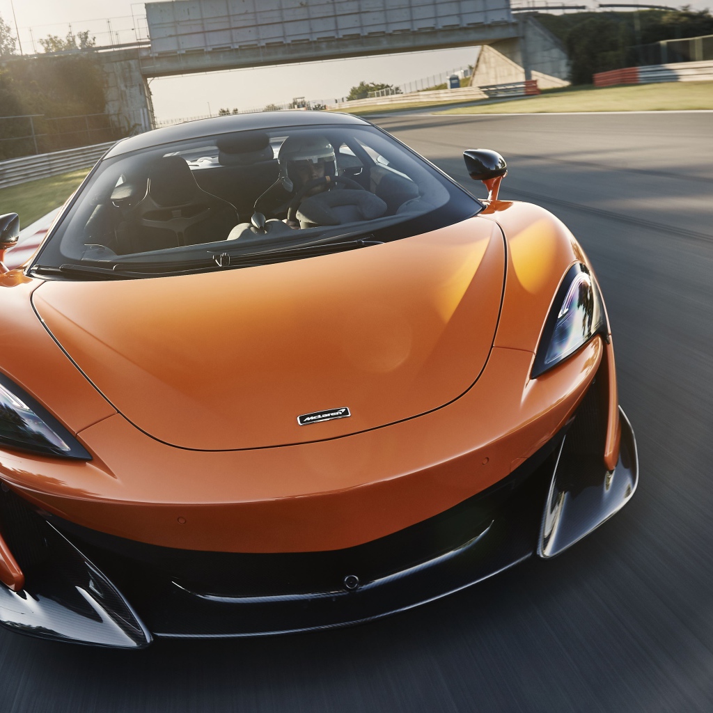 Спортивный оранжевый автомобиль McLaren 600LT 2019 года на трассе