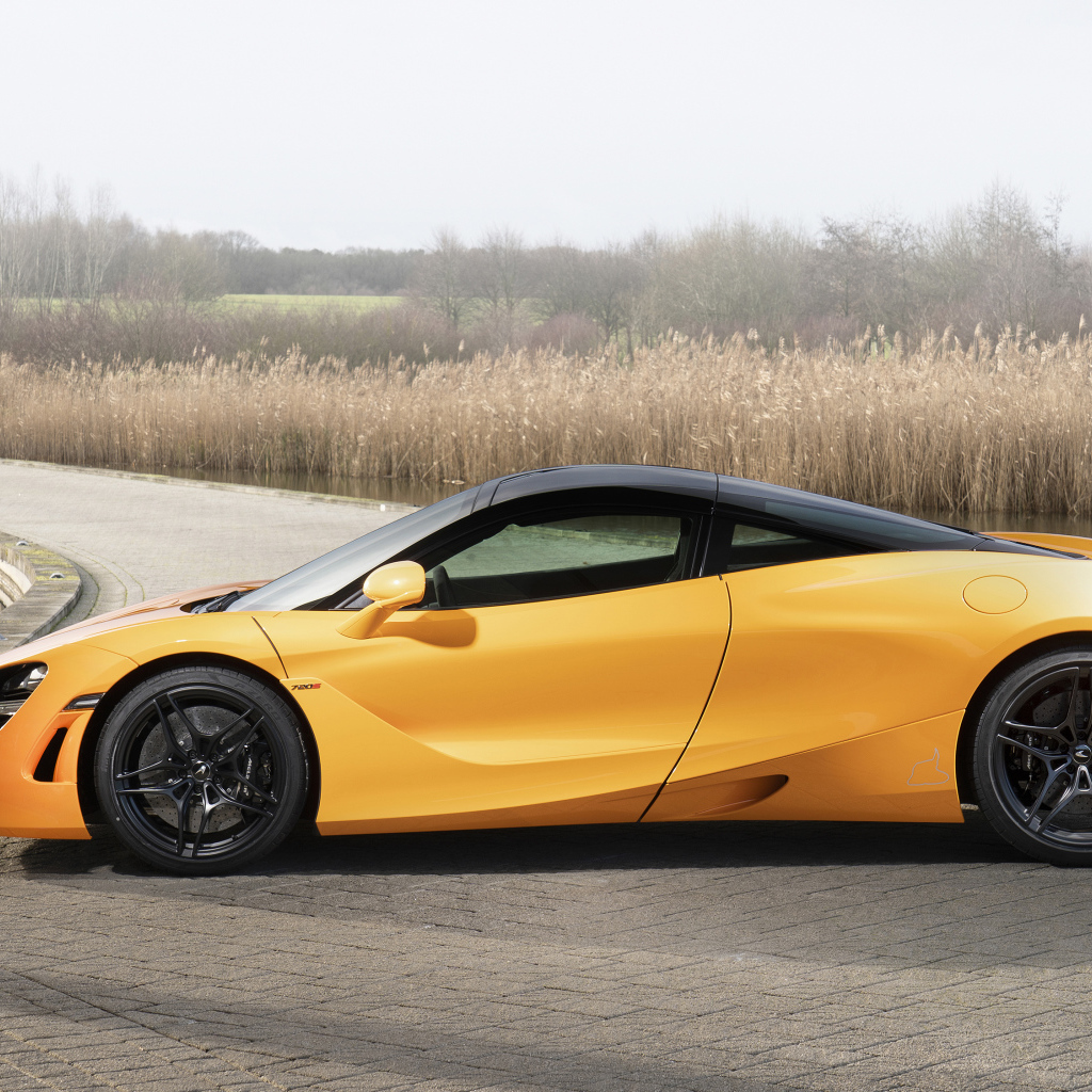 Желтый спортивный автомобиль McLaren MSO 720S Spa, 2019 года у воды