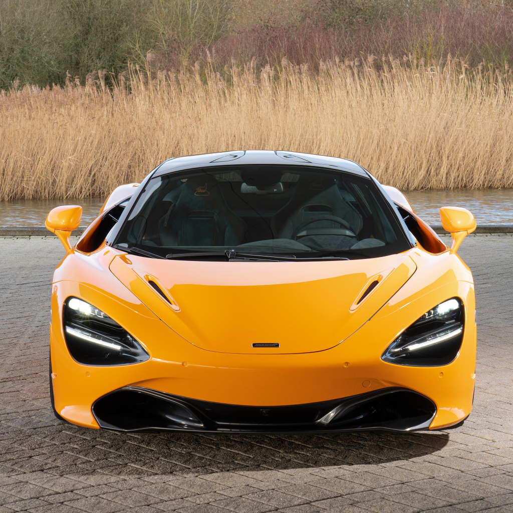 Желтый спортивный автомобиль McLaren MSO 720S Spa 68,  2019 года