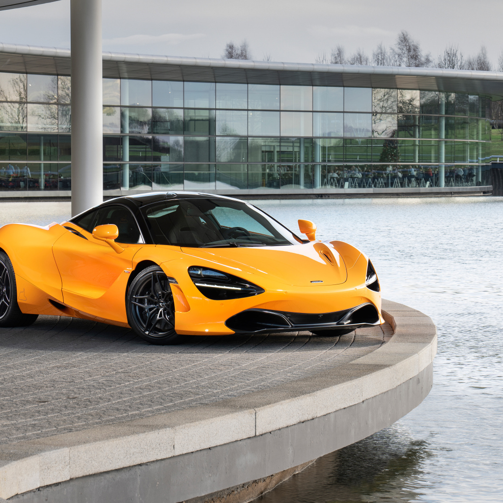 Желтый спортивный автомобиль McLaren MSO 720S Spa 68,  2019 года у воды