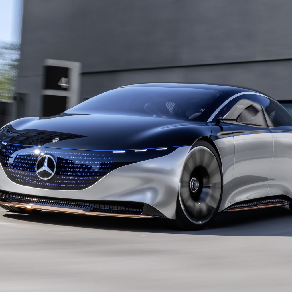 Автомобиль Mercedes-Benz Vision EQS 2019 года у серого здания
