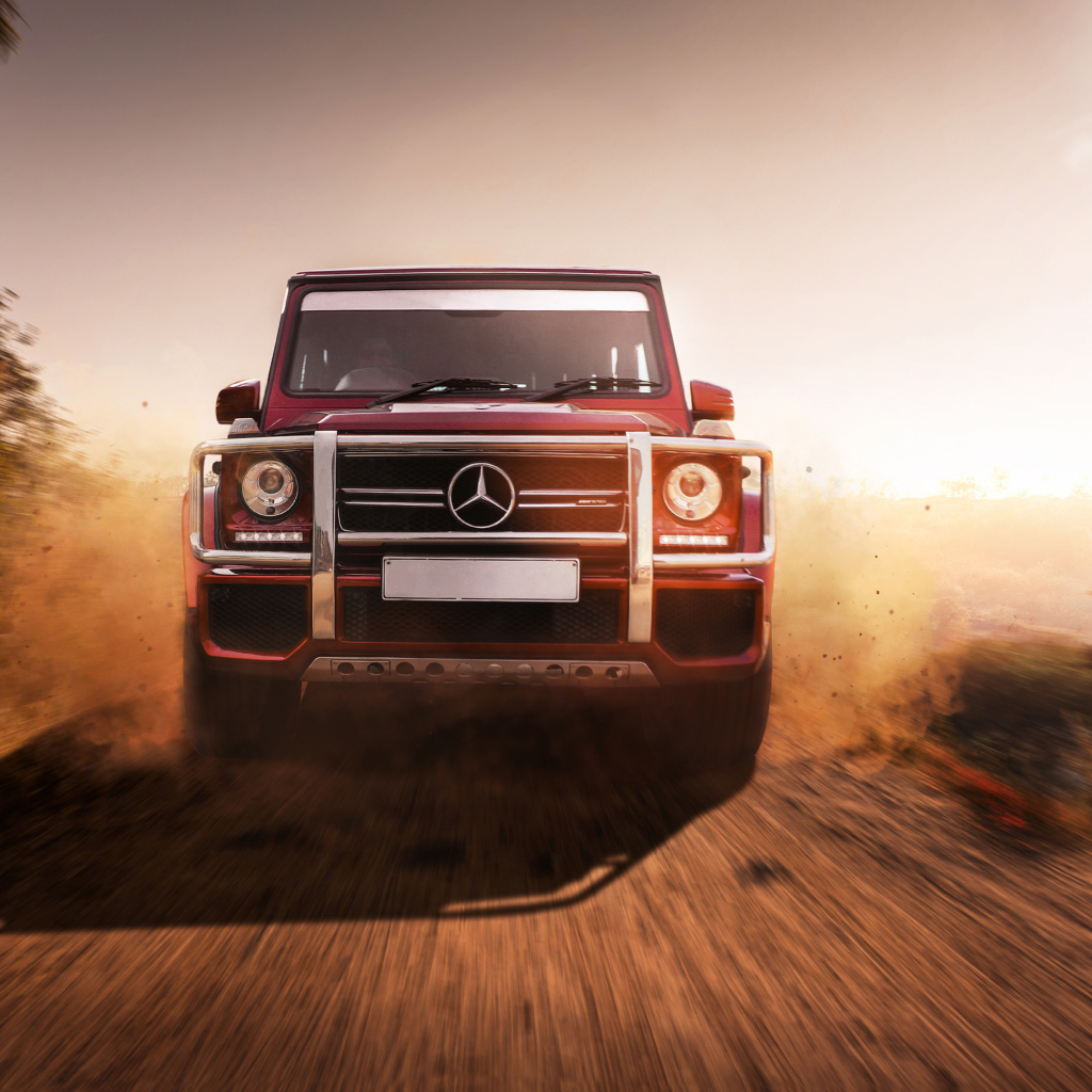 Большой внедорожник Mercedes G63 AMG на дороге