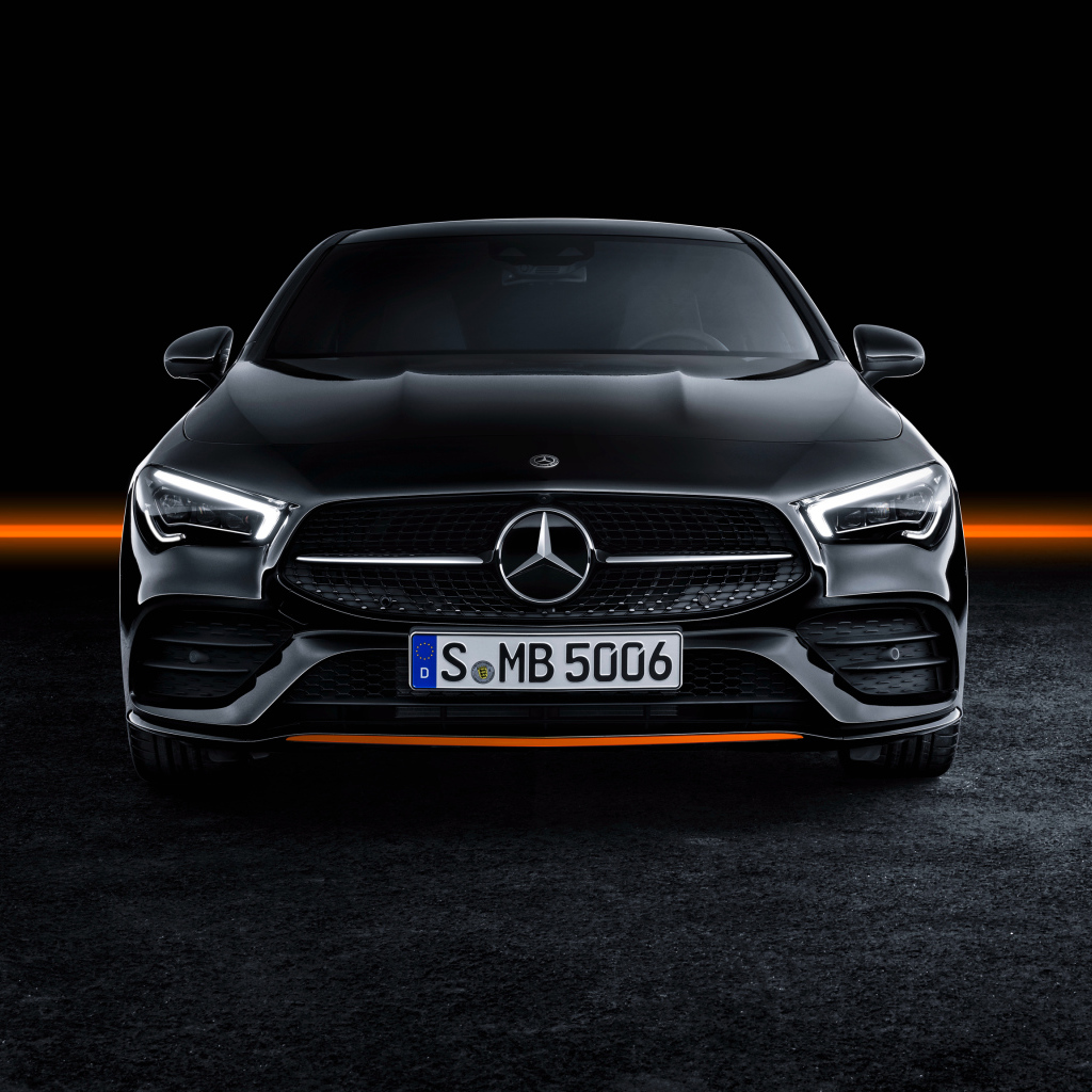 Черный автомобиль Mercedes-Benz CLA 250 AMG, 2019 года на черном фоне