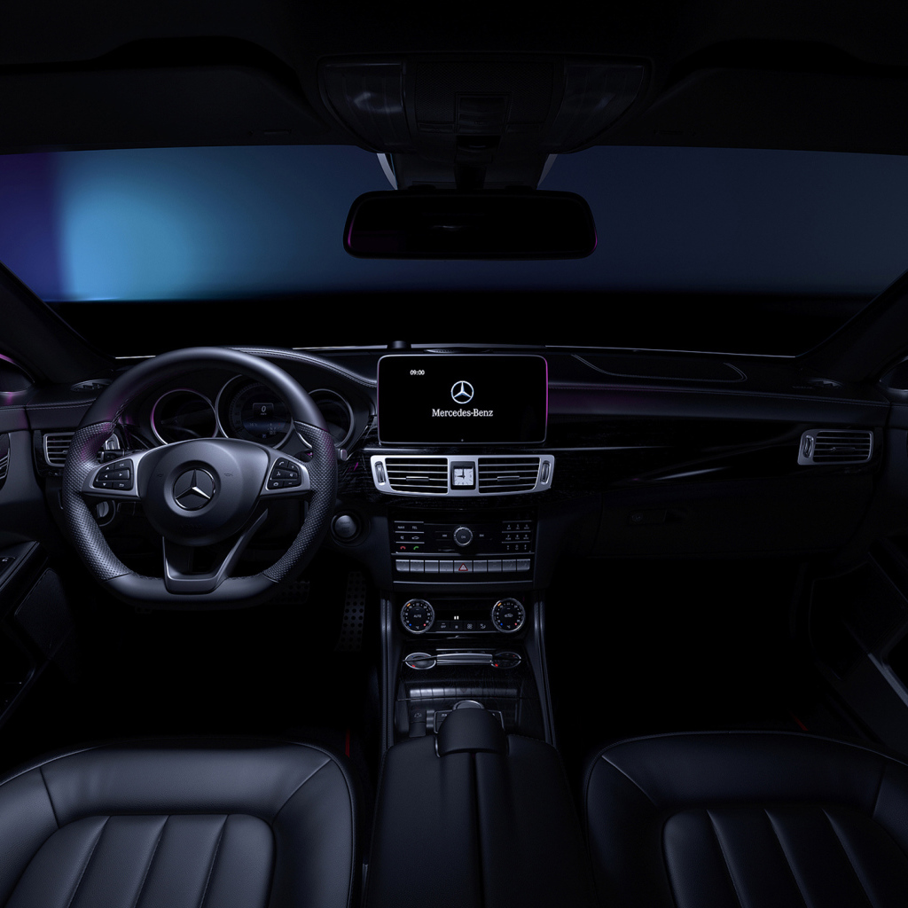 Черный кожаный салон автомобиля Mercedes-Benz CLS 