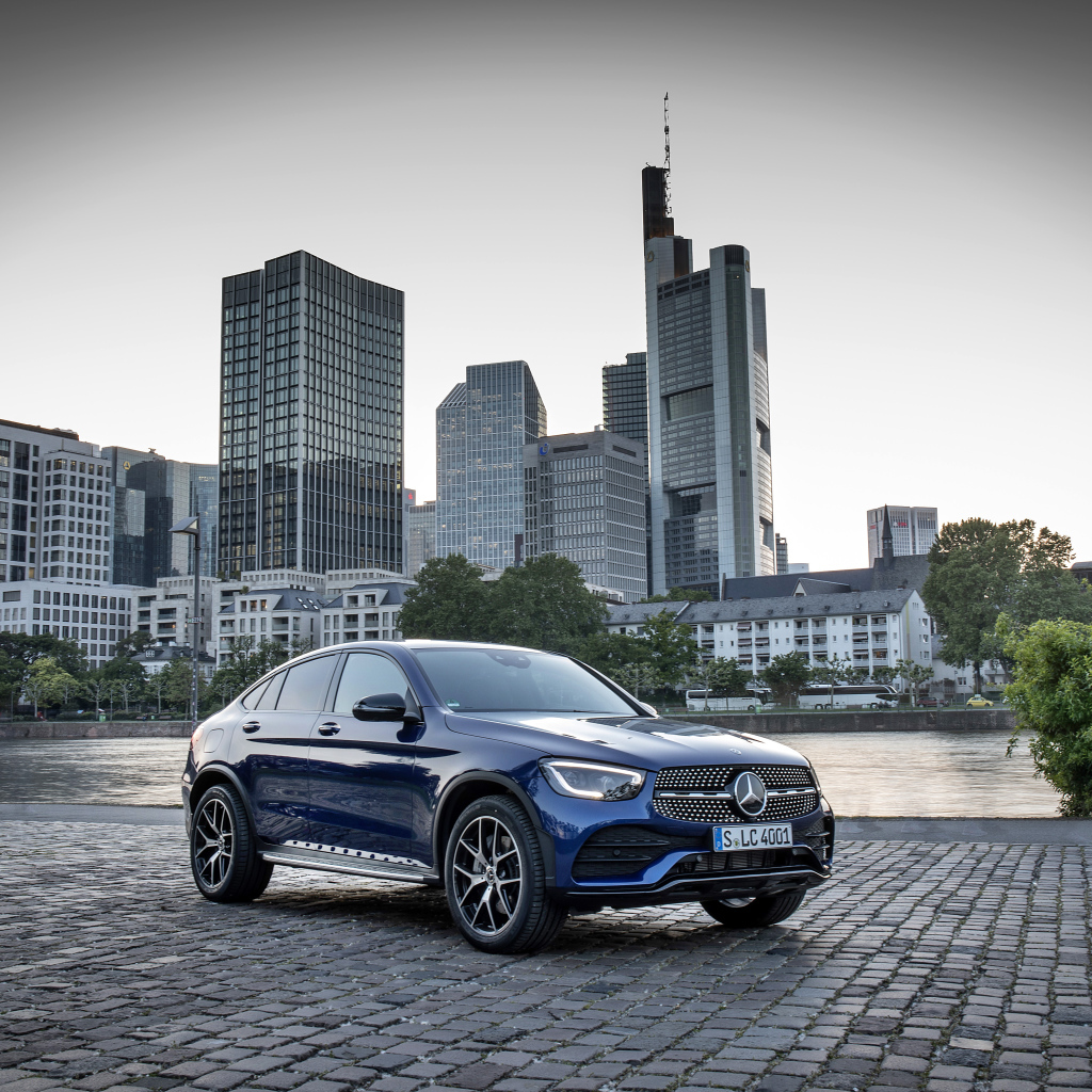 Синий автомобиль Mercedes-Benz GLC-Class на фоне небоскребов