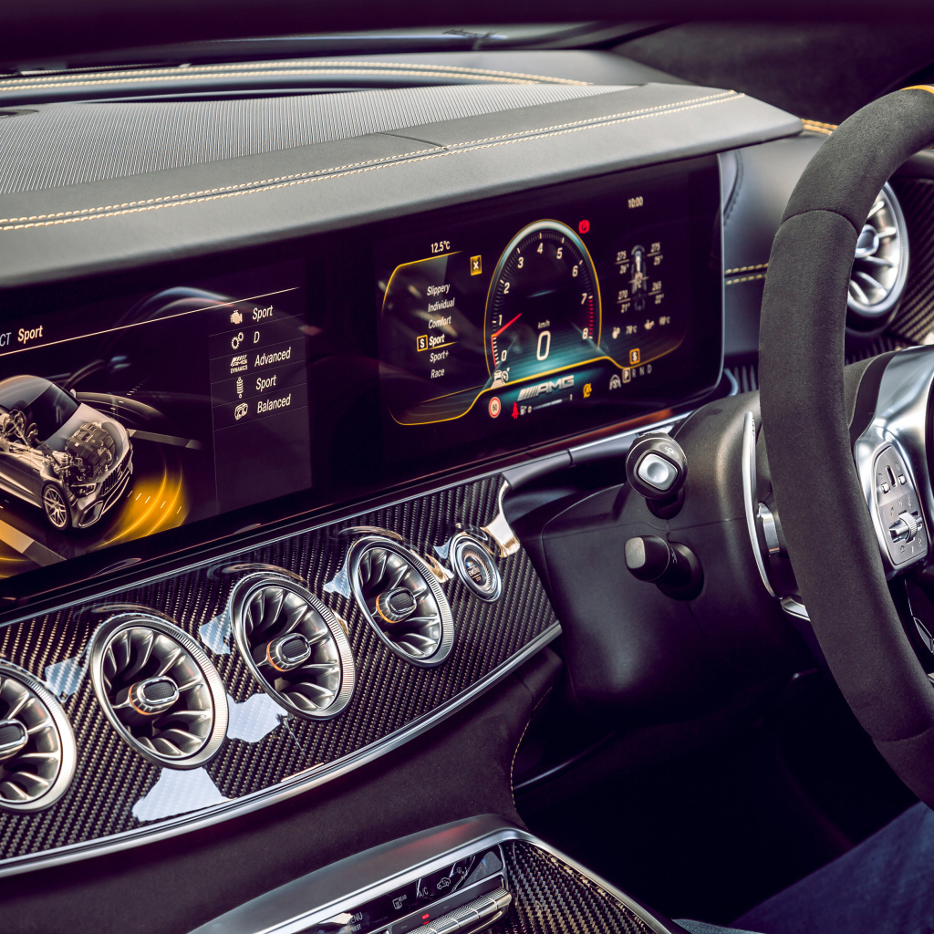 Приборная панель и руль автомобиля Mercedes-AMG GT 63 S 4MATIC 2019 года