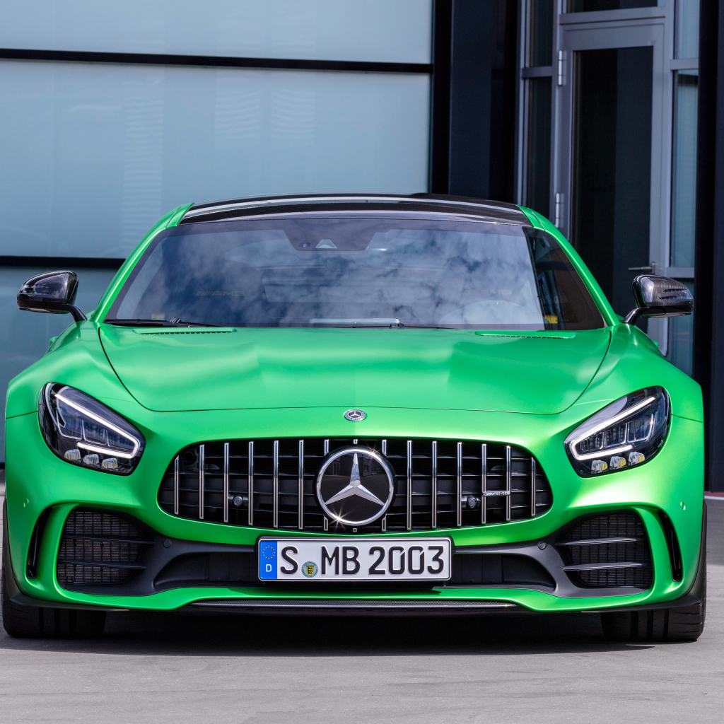 Зеленый автомобиль Mercedes-AMG GT R 2019 года вид спереди
