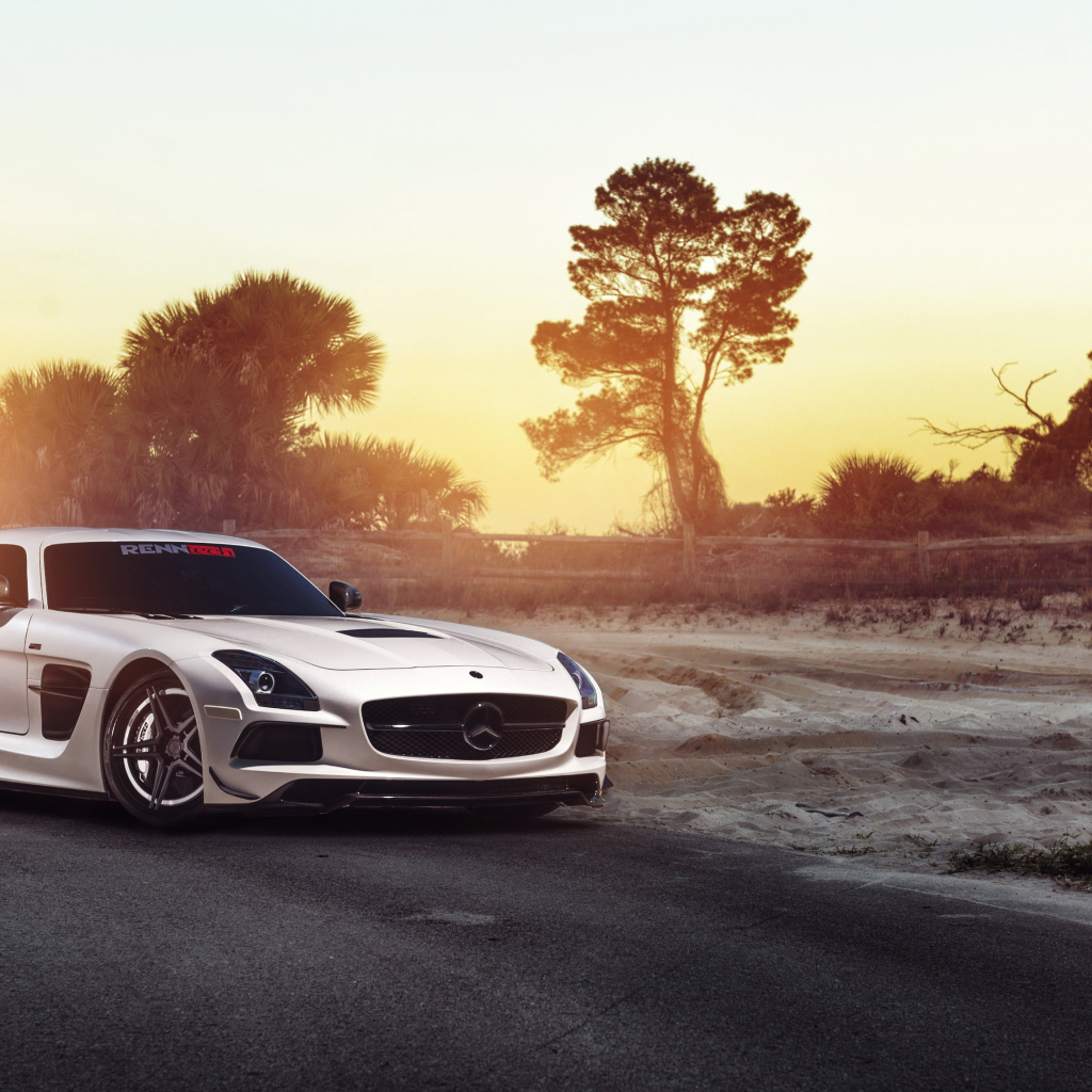 Автомобиль Mercedes-Benz SLS на фоне заката