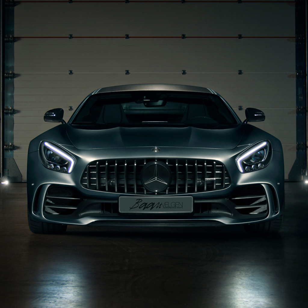 Серебристый автомобиль Mercedes-AMG GT R ADV1 вид спереди