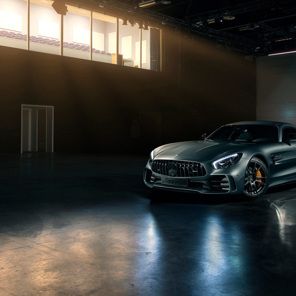 Серебристый автомобиль Mercedes-AMG GT R ADV1 в ангаре 