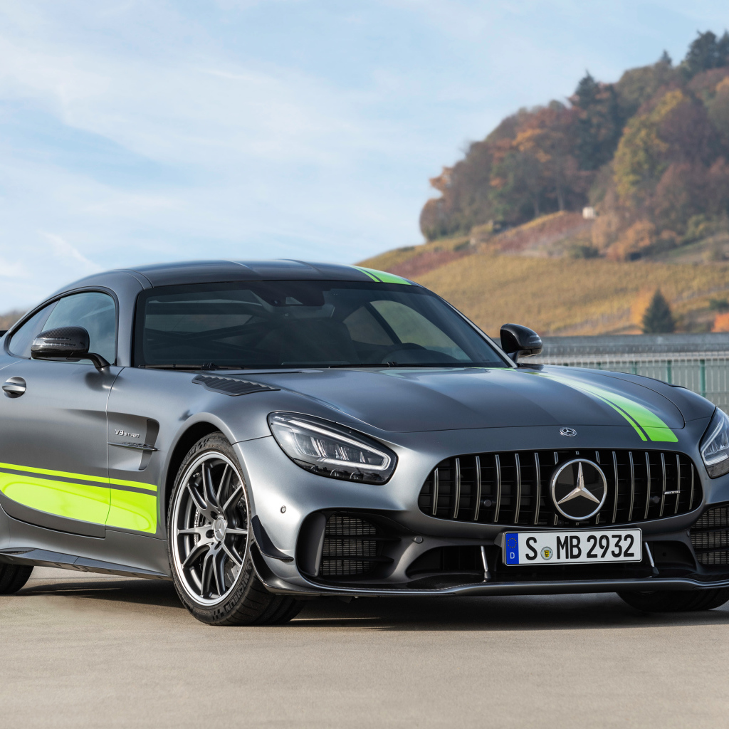 Серебристый автомобиль Mercedes-AMG GT R PRO 2019 года  