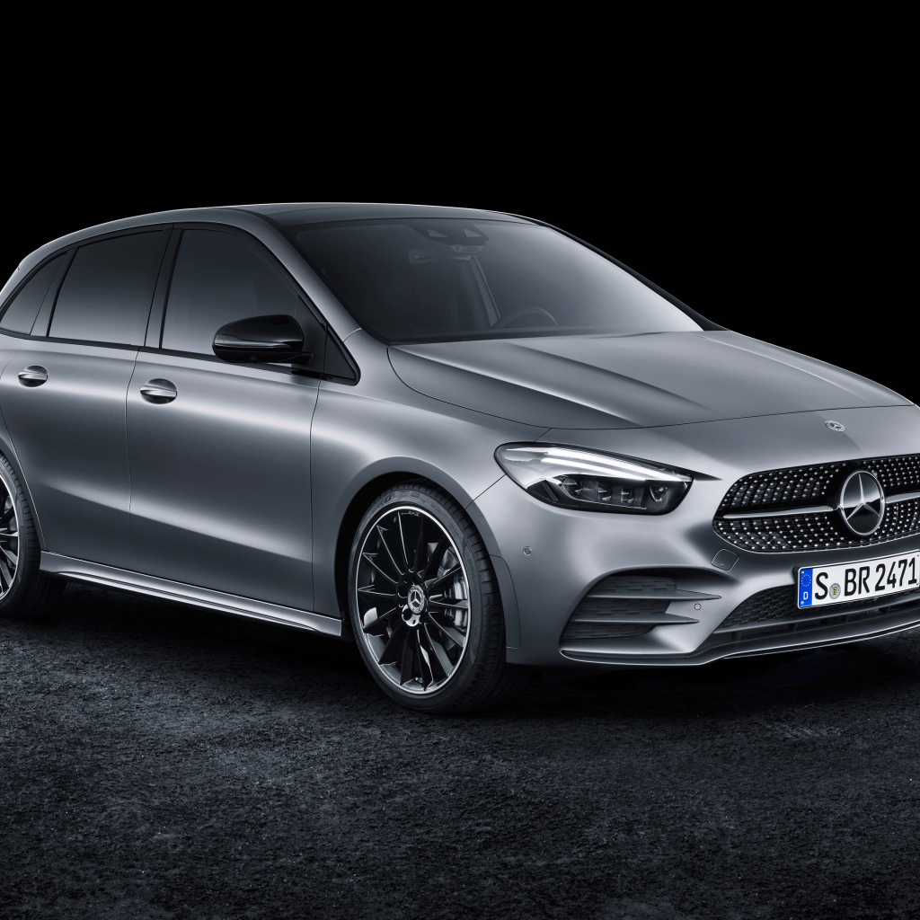 Серебристый автомобиль Mercedes-Benz B-Klasse AMG Line 2019 года 