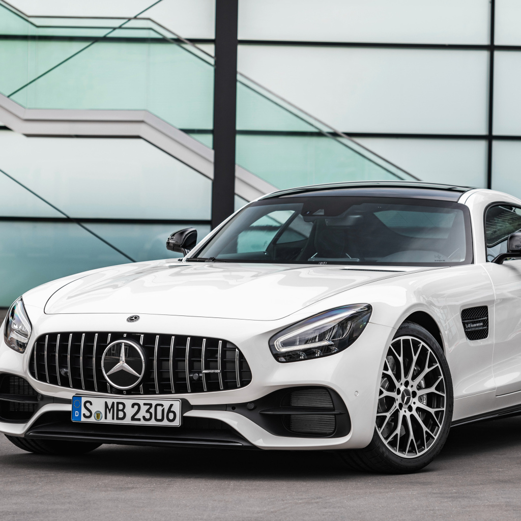 Белый автомобиль Mercedes-AMG GT 2019 года 