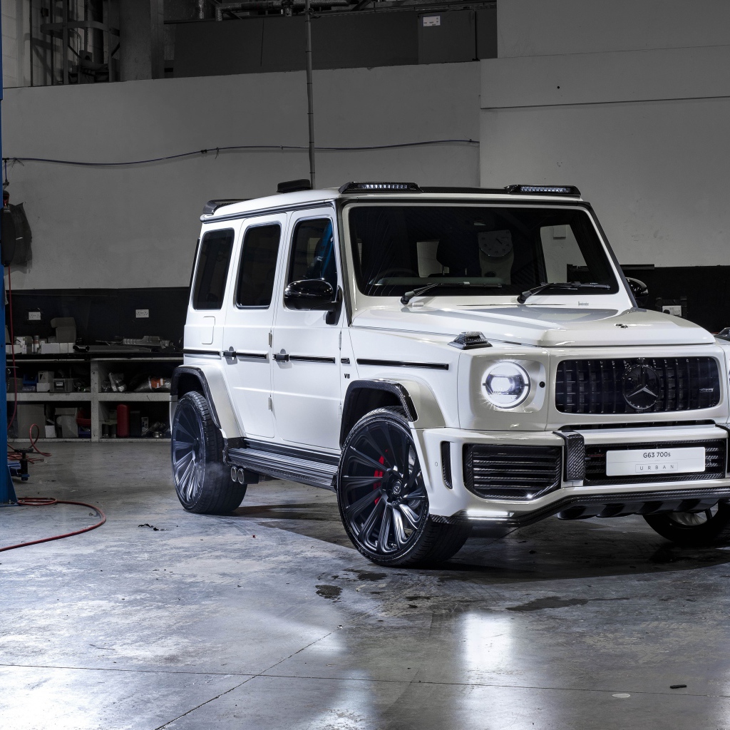 Белый внедорожник Mercedes-AMG G 63,  2019 года в гараже
