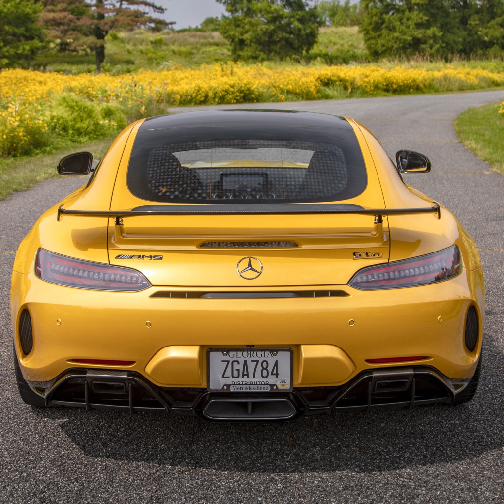 Желтый автомобиль  Mercedes-AMG GT R, 2020 года вид сзади