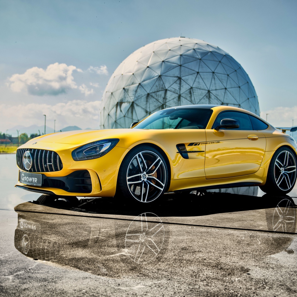 Желтый автомобиль Mercedes-AMG GT R, 2019 года на фоне шара