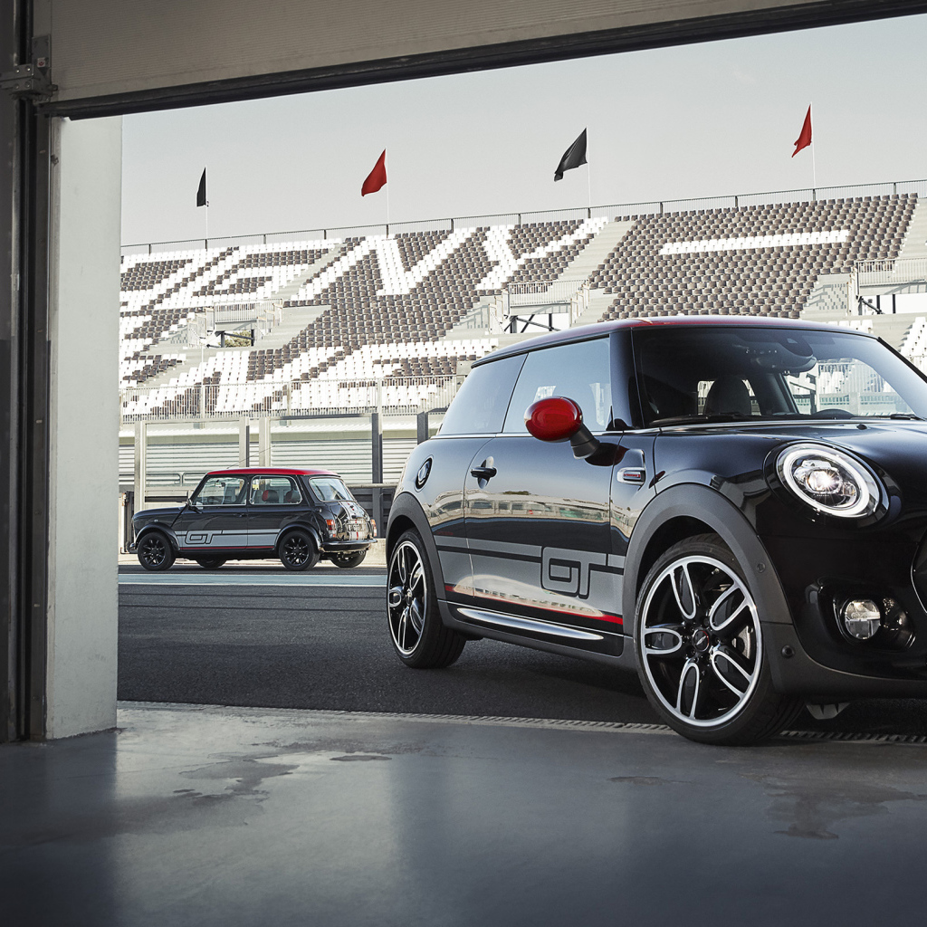 Черный автомобиль MINI Cooper S GT на гоночной трассе