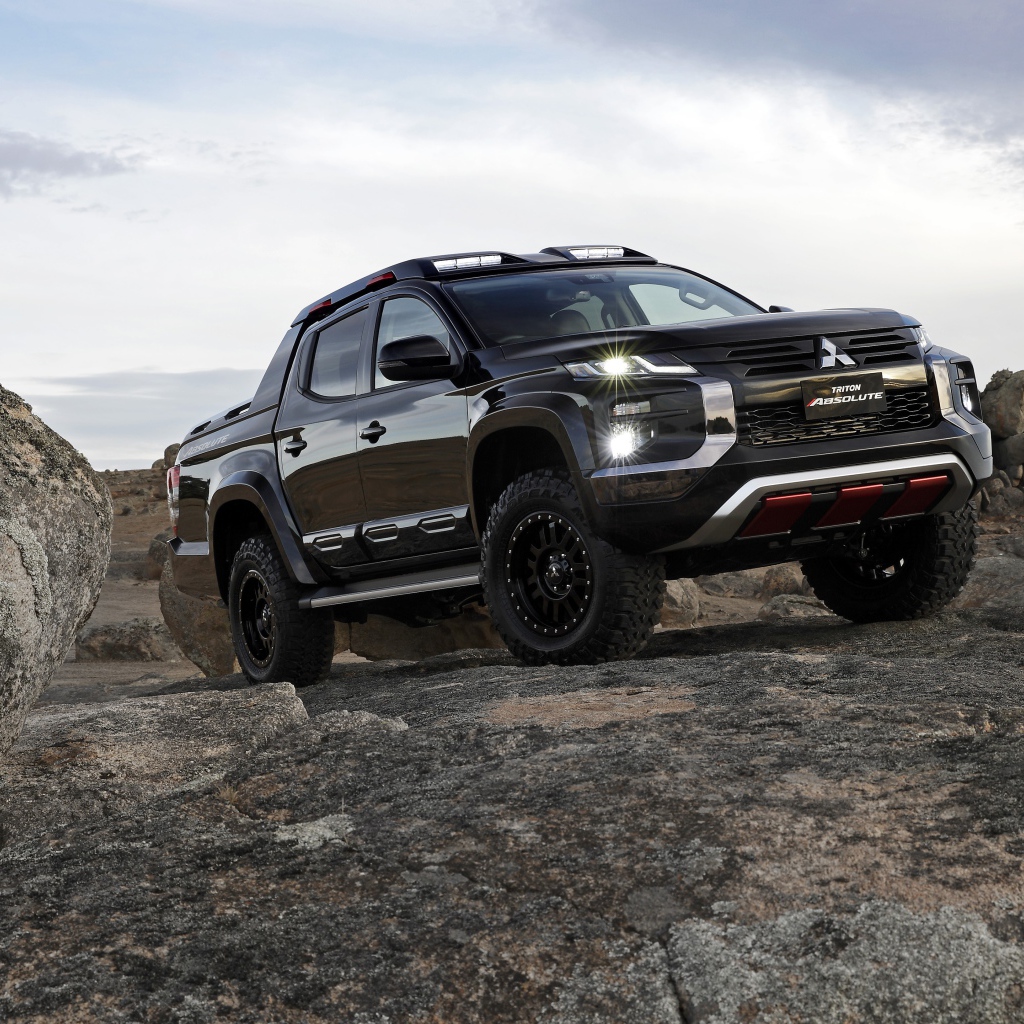 Внедорожник Mitsubishi Triton Absolute 2019 года в горах 