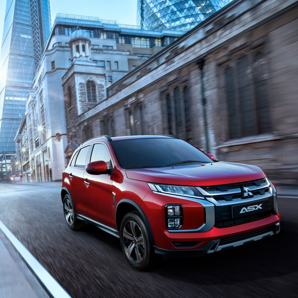 Красный внедорожник Mitsubishi ASX на улице города
