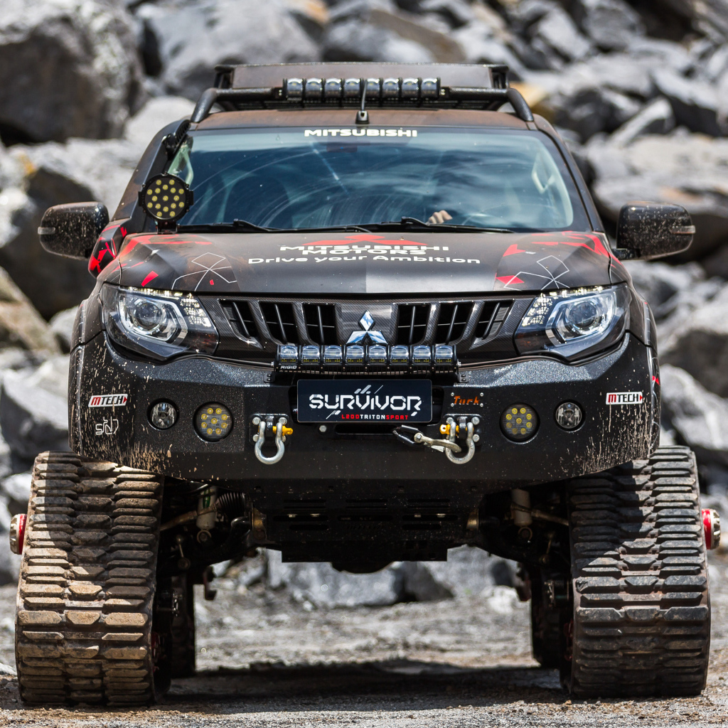 Внедорожник Mitsubishi L200 Triton Survivor 2018 года на фоне гор