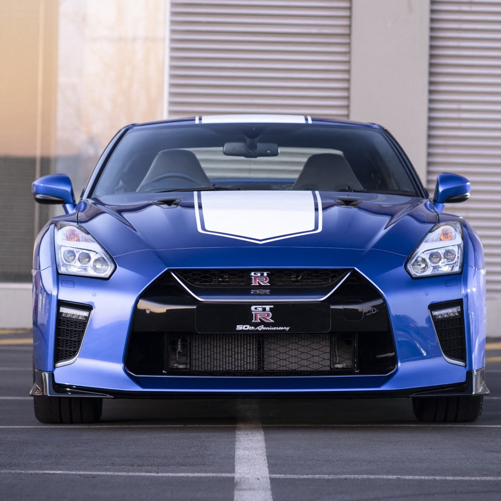 Автомобиль Nissan GT-R 50th Anniversary 2019 года у гаража