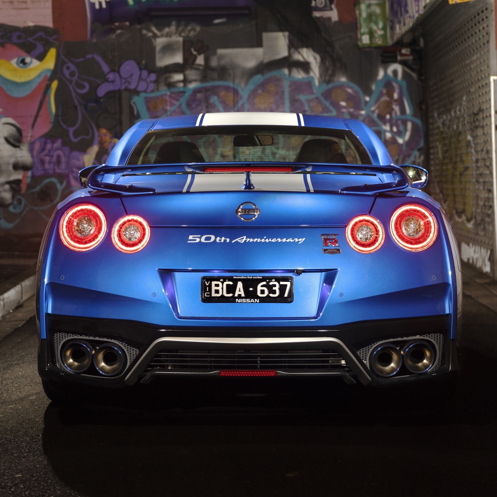 Автомобиль Nissan GT-R 50th Anniversary 2019 года вид сзади
