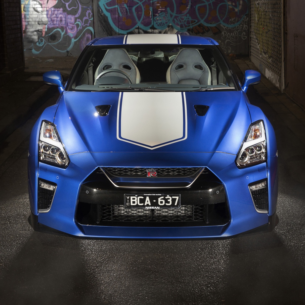 Спортивный автомобиль Nissan GT-R 50th Anniversary 2019 года