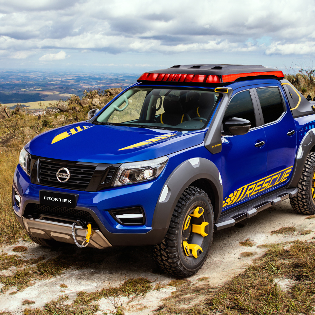 Синий внедорожник Nissan Terra на фоне неба