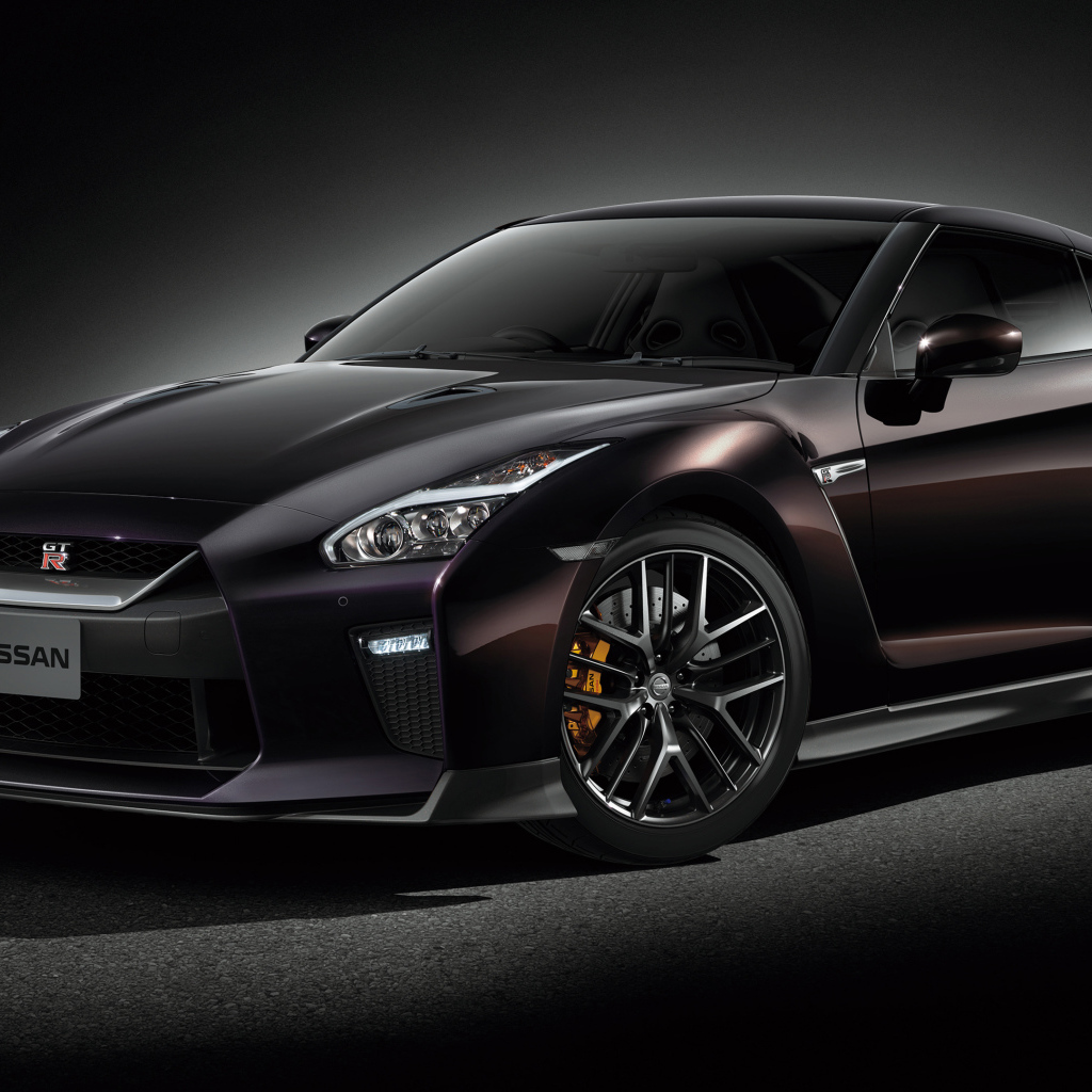 Автомобиль Nissan GT-R Naomi Osaka 2019 на сером фоне