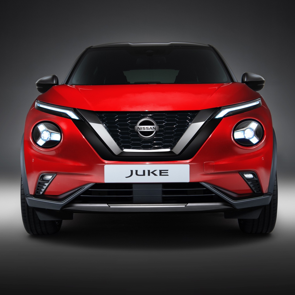 Красный автомобиль Nissan Juke 2019 года вид спереди
