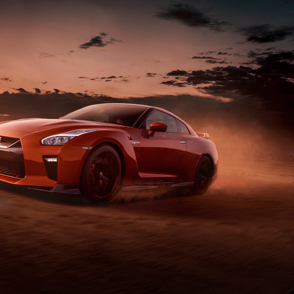 Красный автомобиль Nissan GT-R вечером