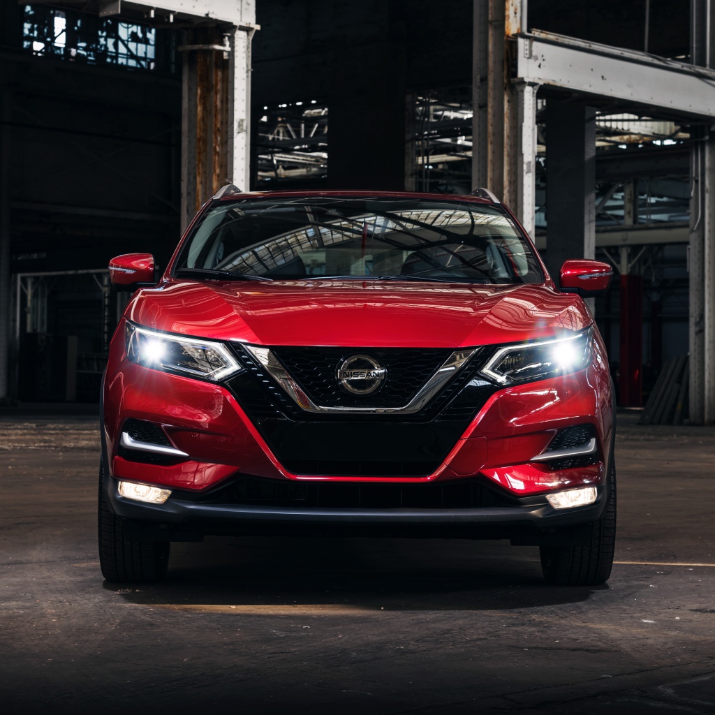 Красный автомобиль Nissan Rogue вид спереди