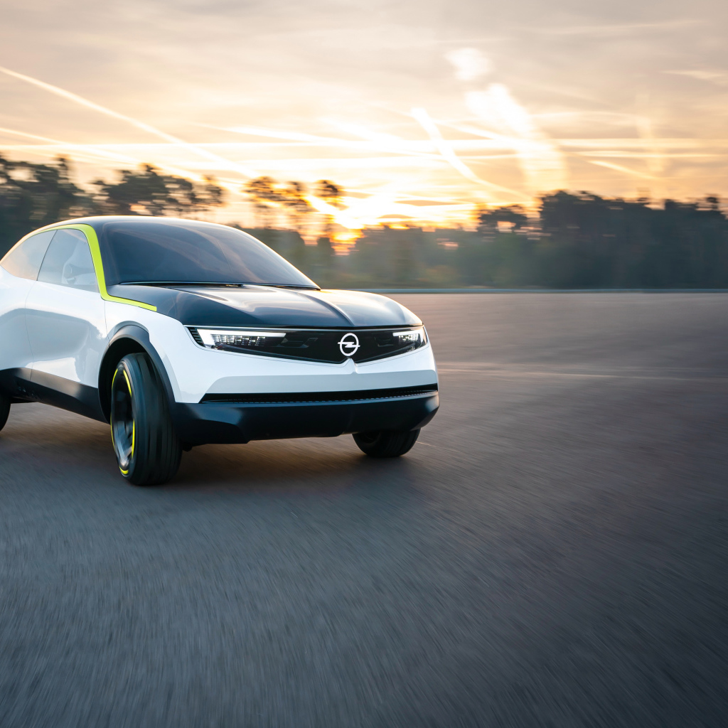 Автомобиль Opel GT X Experimental 2019 года на фоне заката 