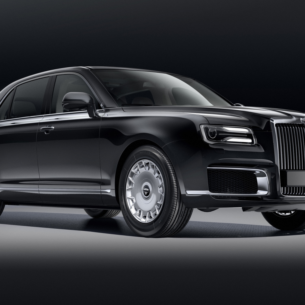 Черный автомобиль Aurus Sena 2018 года на сером фоне